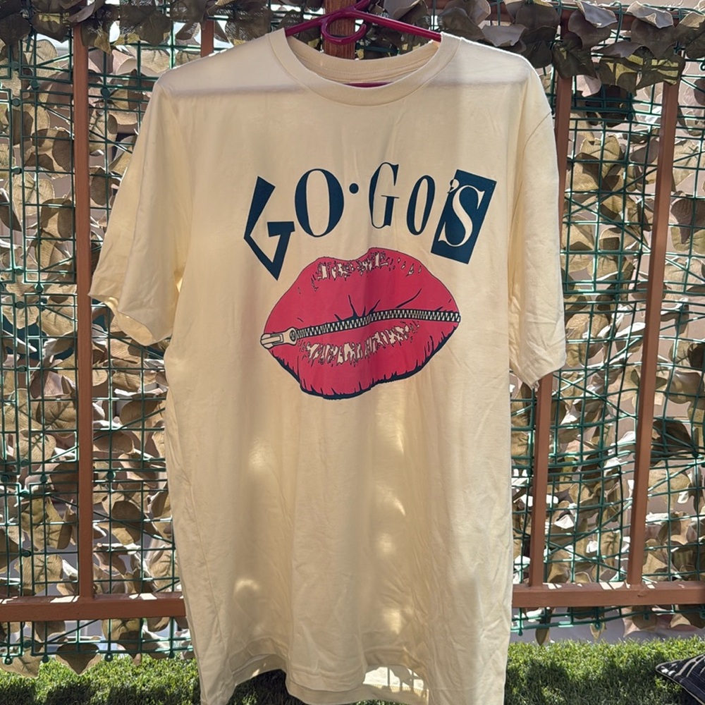 The Go-Gos 2025 Tour Tshirt Our Lips Are Sealed XL